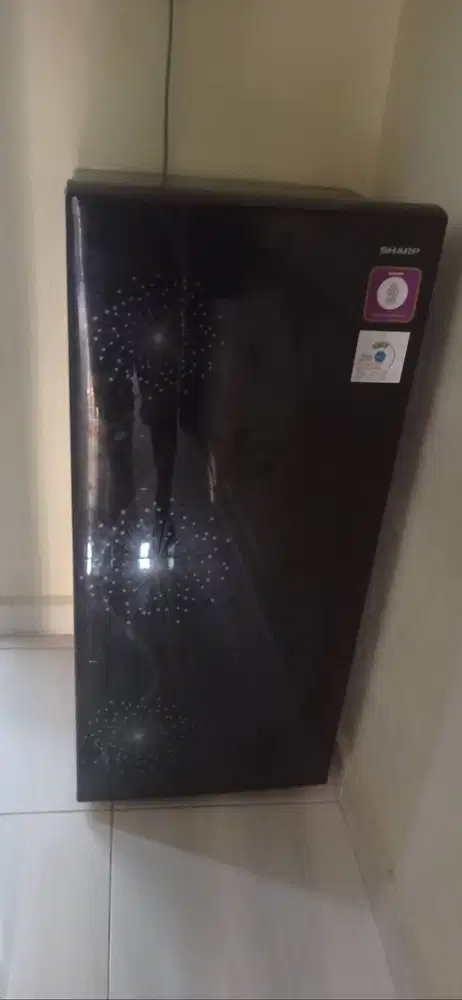 Kulkas  Sharp 2 freezer baru 1 bulan pakai