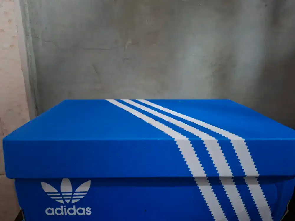  Adidas Samba OG  warna Cloud White. 