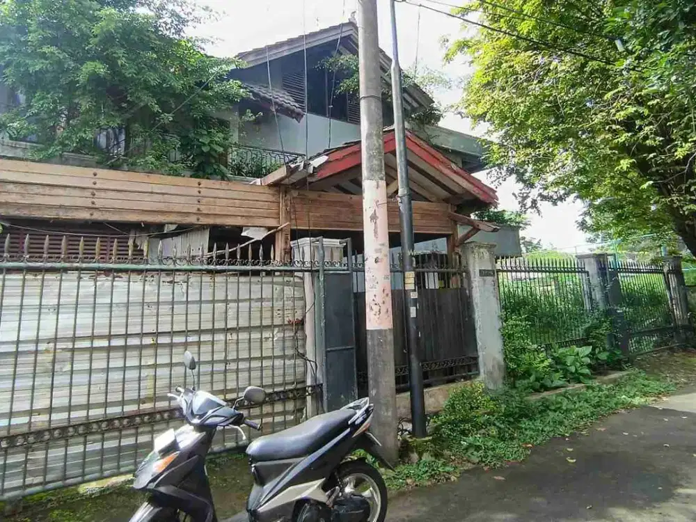 Rumah Tua di Komp Bumi Pesanggrahan Mas Petukangan Jakarta Selatan