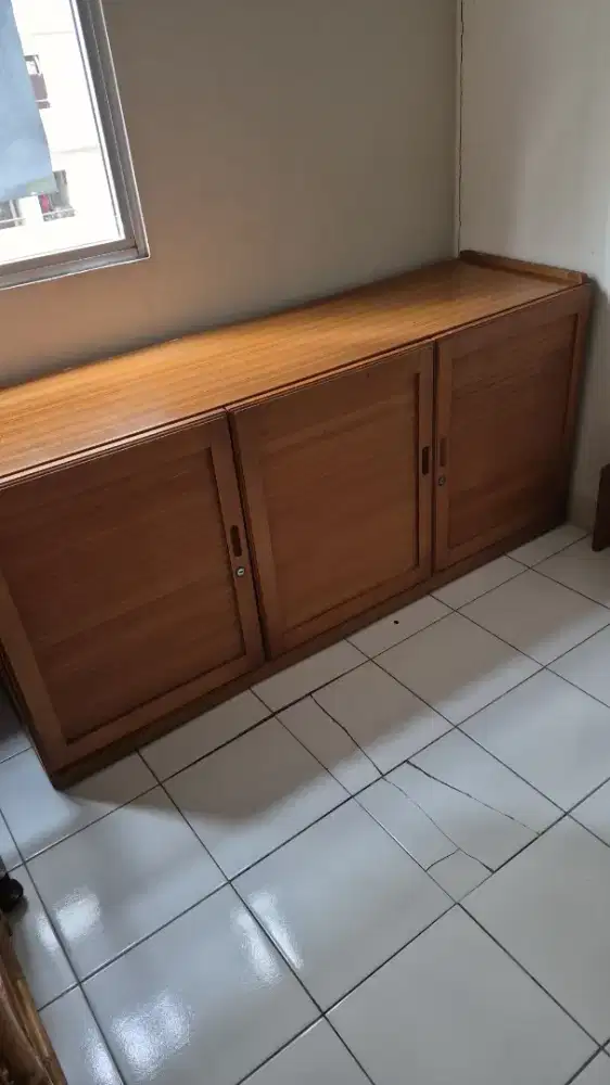 Lemari Pakaian Tiga Pintu Mulus