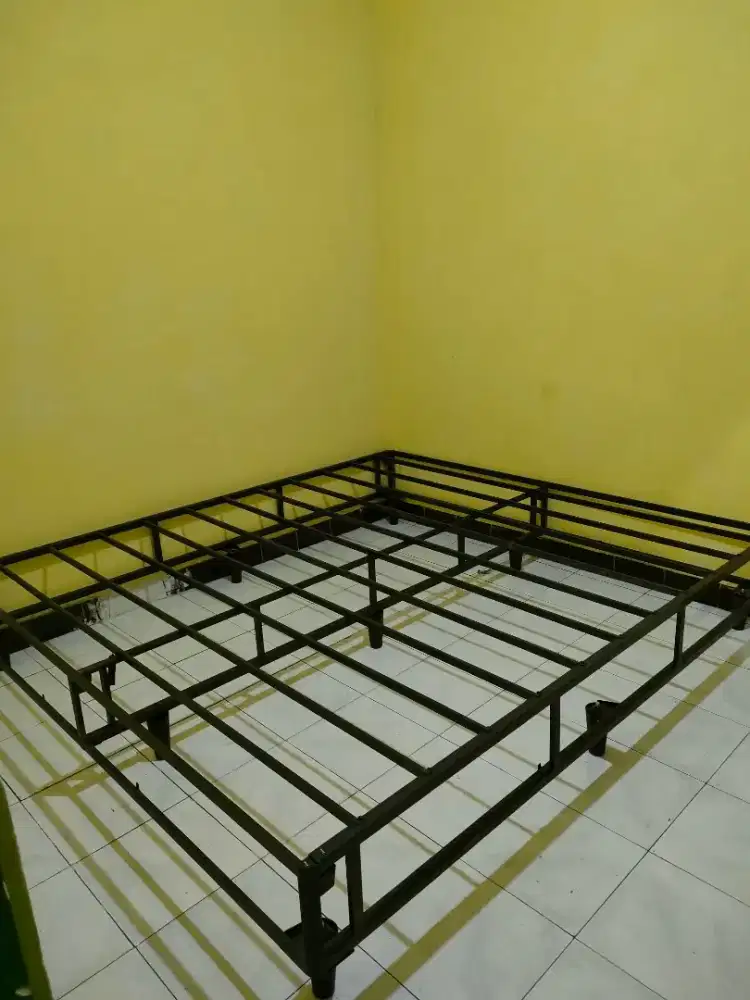 Dipan kamar tidur Masih baru pemakaian satu Minggu mulus
