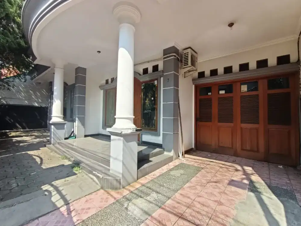 Rumah Luas Garasi 3 Mobil di Tebet Barat 2 Lantai