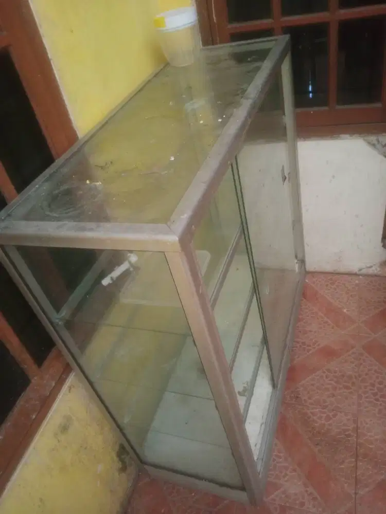 Etalase Kaca bekas