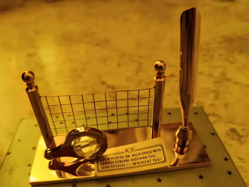 Hiasan meja atau trofi bertema tenis