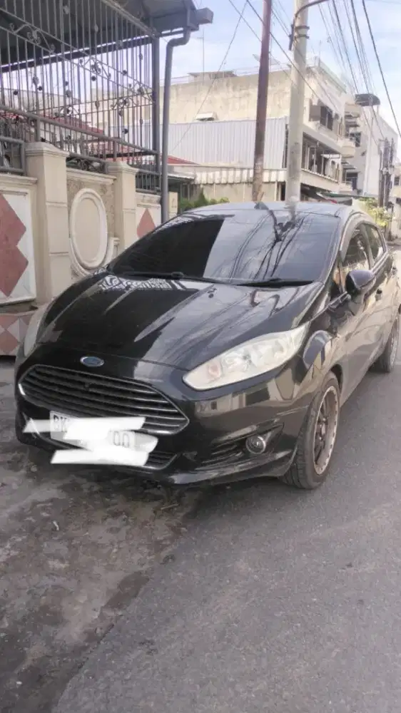 Ford fiesta mobil tinggl pake batere baru stnk super panjang  KM 34rb