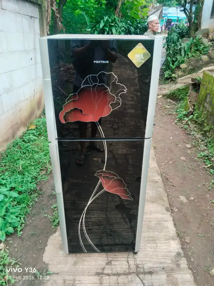 Di jual cepat kulkas 2 pintu merk politron
