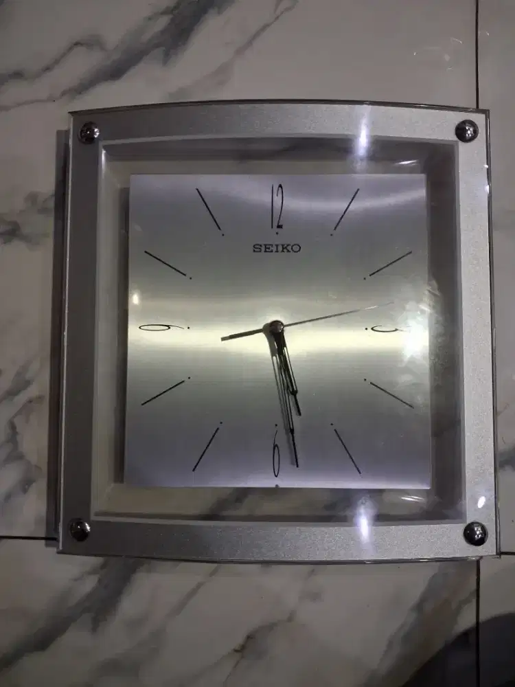 Jam dinding seiko