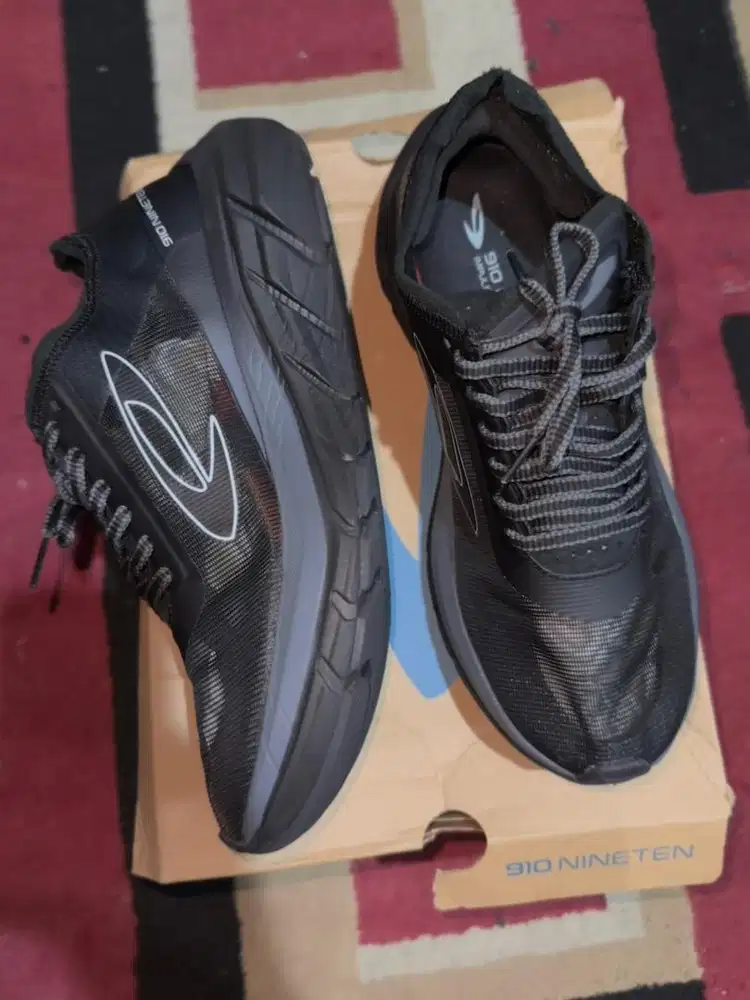 Sepatu Running 910 Geist Ekiden Hyperpulse Warna Hitam Abu ukuran 41