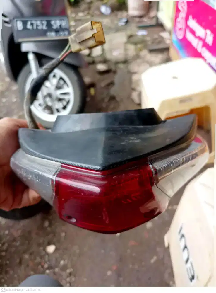 Satu set lampu belakang beat karbu.