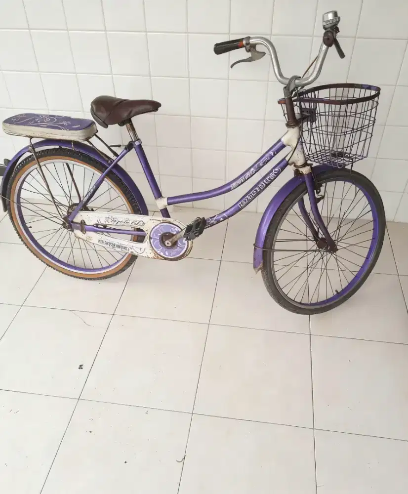 Sepeda perempuan mini keranjang uk24