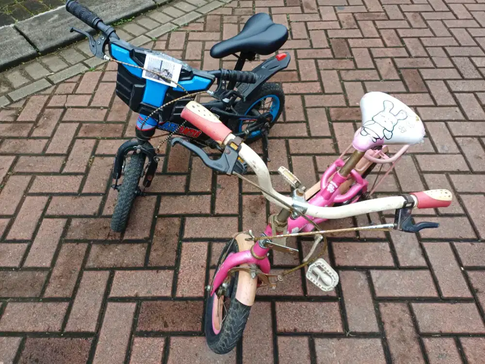 Sepeda anak 2 unit ukuran 12 bekas.