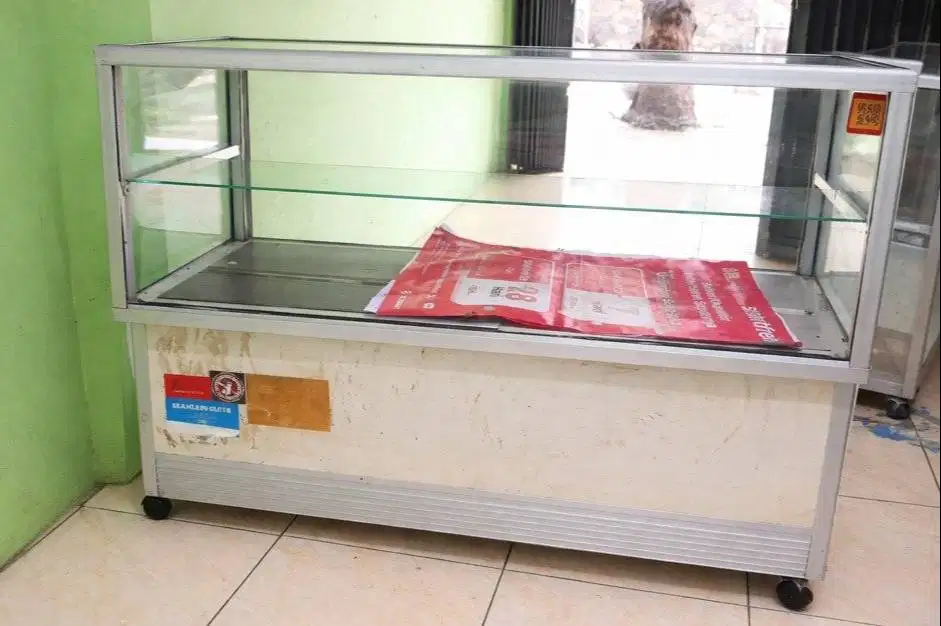 DIJUAL ETALASE KACA 1m