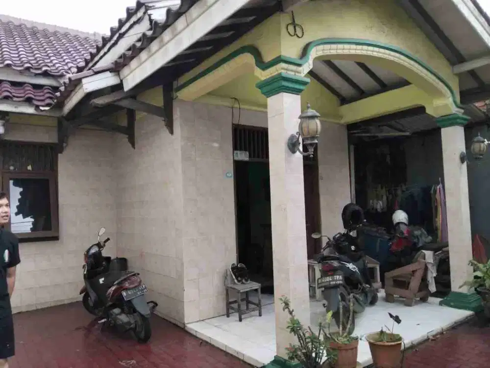DIJUAL RUMAH MANTAN ARTIS, DUA RUMAH JADI SATU DI DAERAH PERUMNAS TANGERANG DEKAT PINTU TOL KARAWACI DAN LIPPO SUPERMALL.