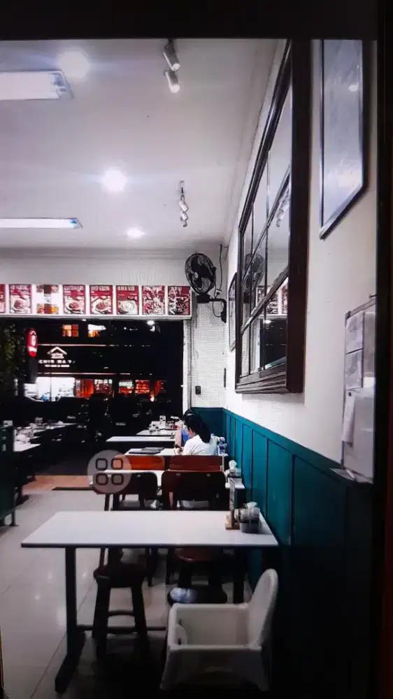 Dibutuhkan waiters / service