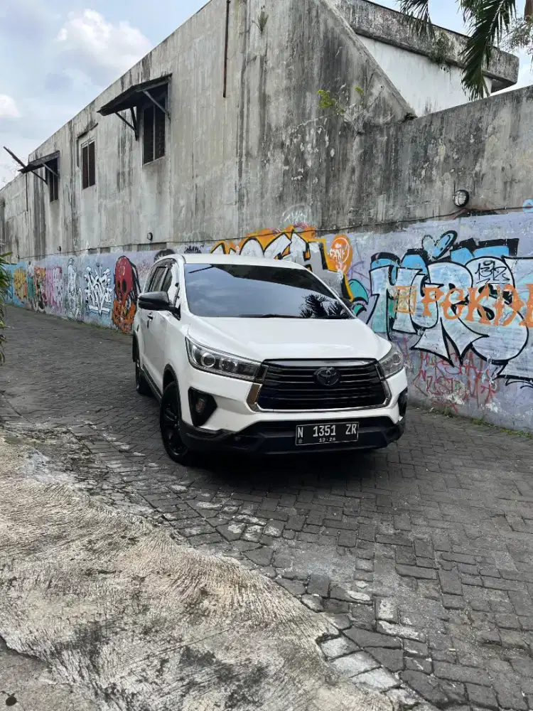 Toyota Innova Venturer 2021 Diesel AT putih