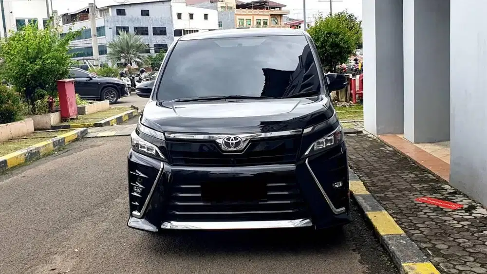 Toyota Voxy 2.0 Sunroof AT 2021 Hitam km.35rb Rekord