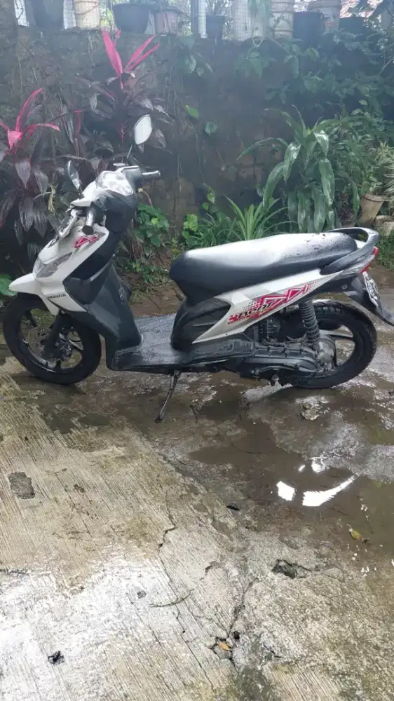 Honda beat 110cc th 2011 putih 8jt