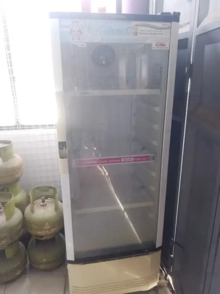 Di jual showcase (pendingin) merek Polytron