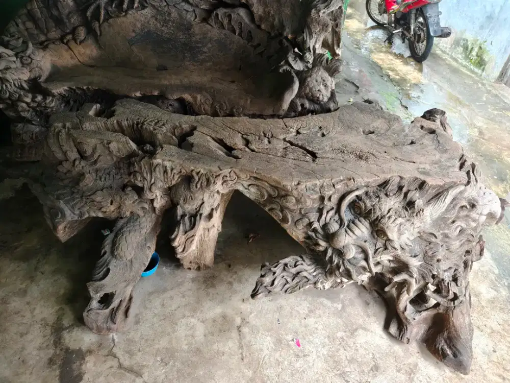Meja Kayu Ukiran Naga dan Burung.