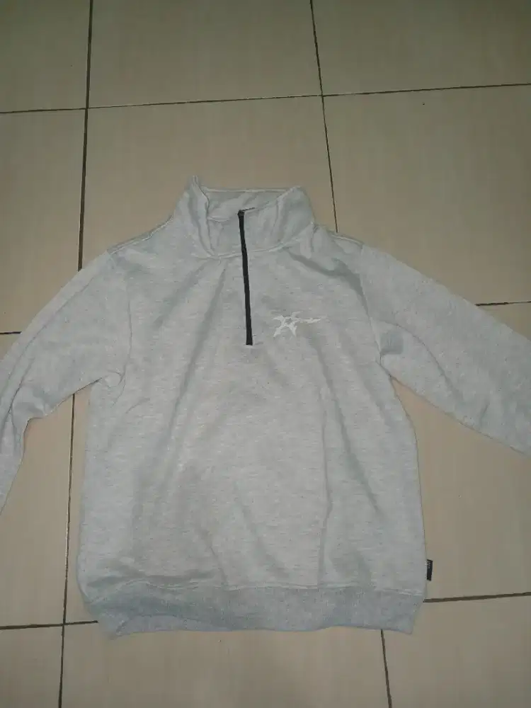 Sweater Half Zipper Abu Sporty – Minimalis & Nyaman