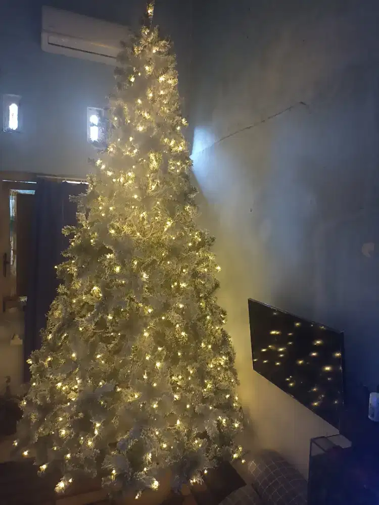 jual pohon natal bersalju 2,8 meter dan sudah komplit sama lampu nya.
