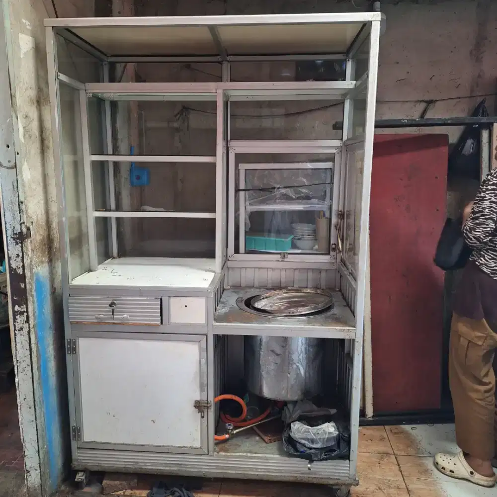 Etalase untuk jualan mie ayam