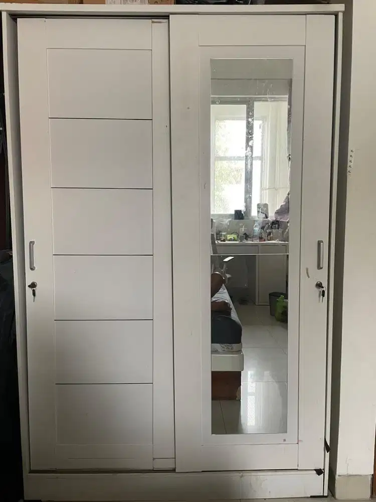 Lemari Pakaian Warna Putih