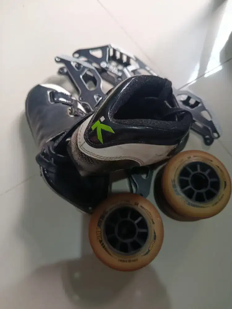 Dijual satu set sepatu roda inline speed ukuran 33 merk Flyke