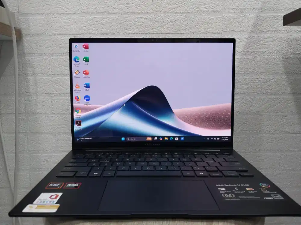 ASUS Zenbook/Prosesor AMD Ryzen 7 8840HS/Ram 16 GB/HDD 512 GB