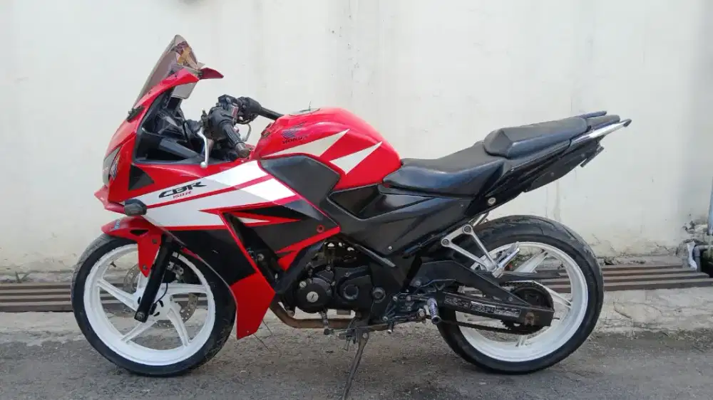 CBR 150 hitam merah 2016 ori mulus siap pakai