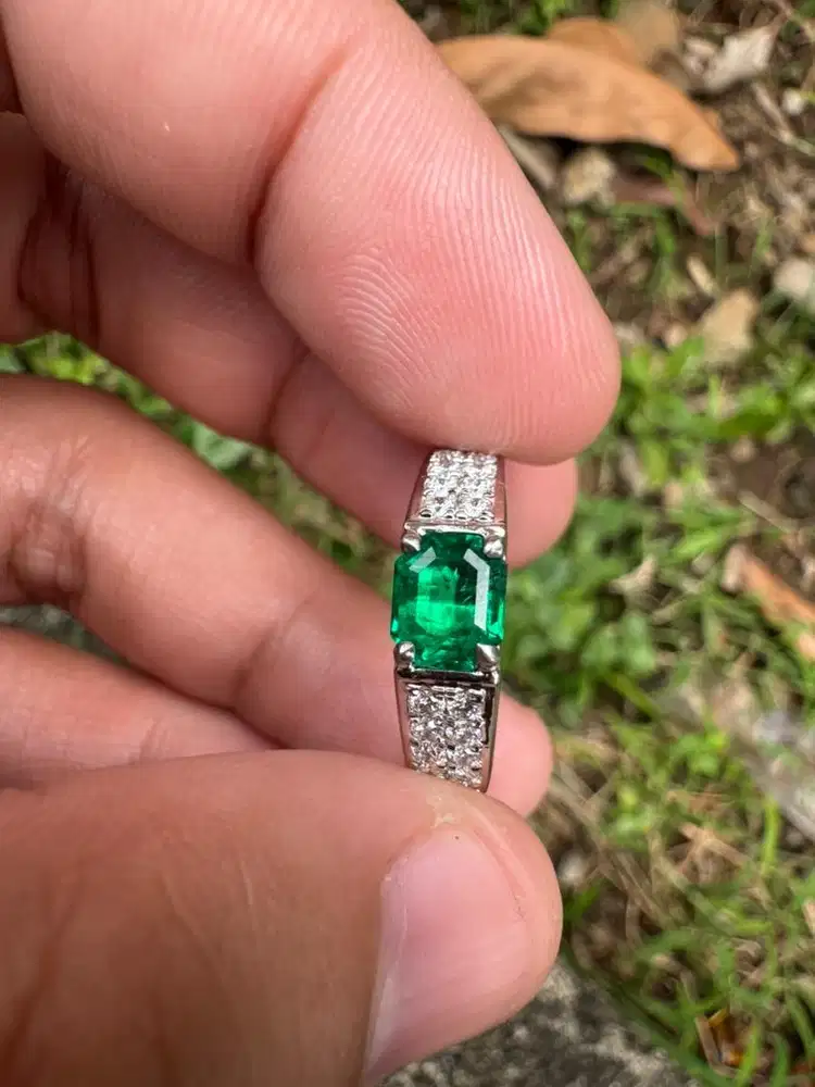 Emerald columbia 0.75ct vivid green with gold diamond setting