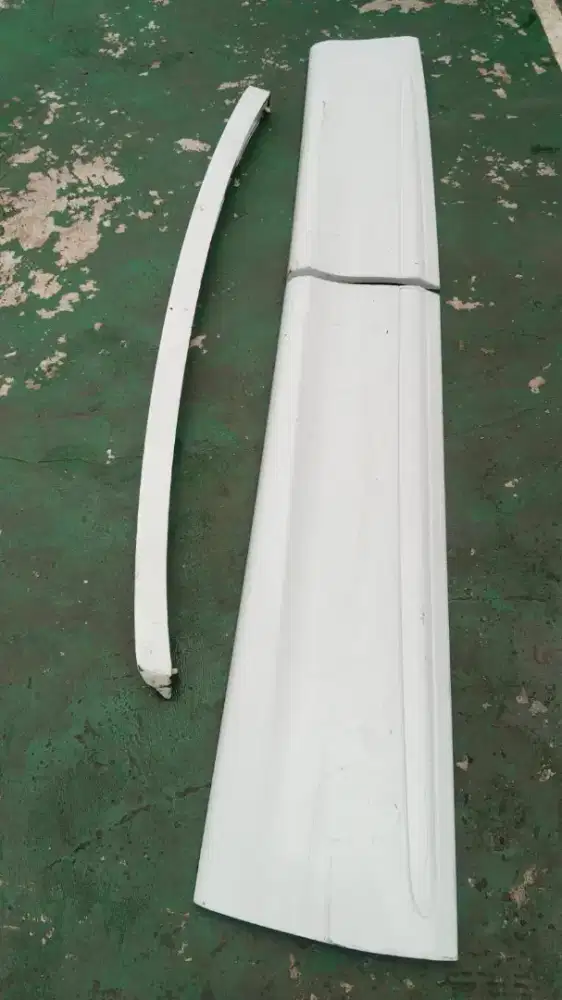 Molding atau body samping kiri mobil Daihatsu Luxio