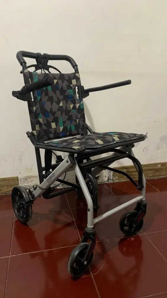 Kursi roda travelling (bisa dilipat)