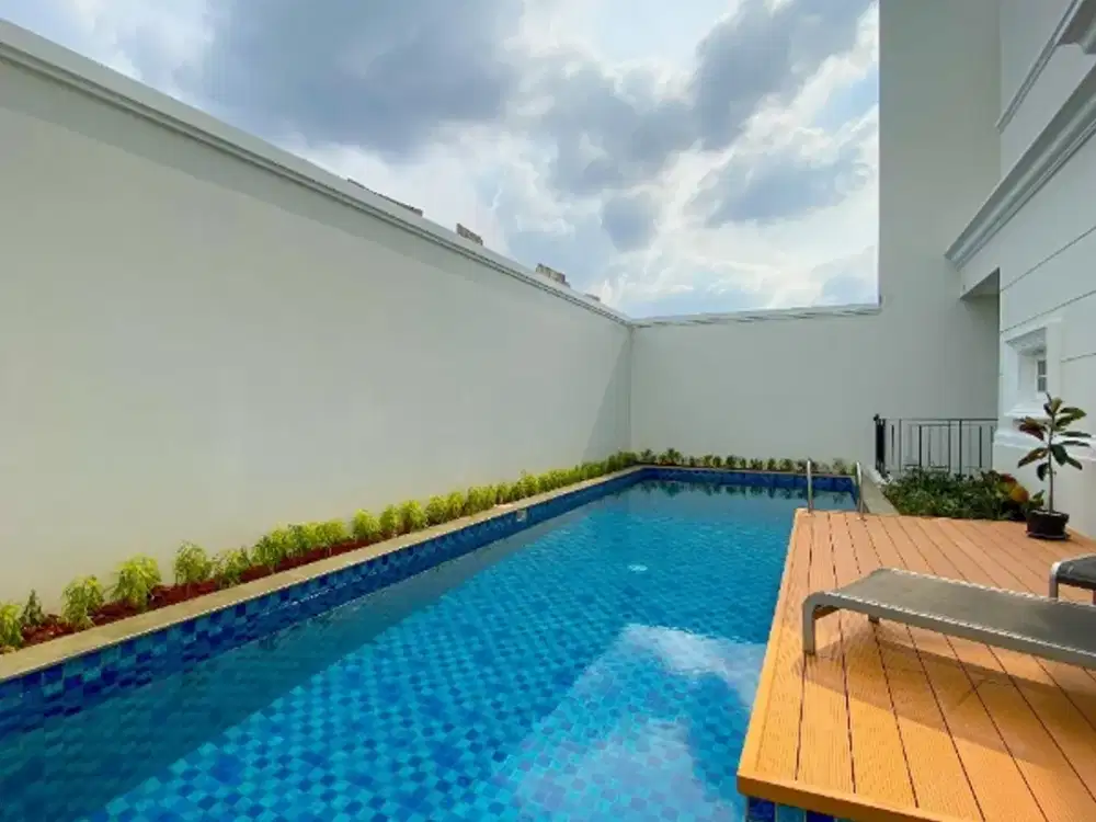 RUMAH MEWAH DALAM CLUSTER DI GANDARIA DILENGKAPI KOLAM RENANG DAN LIFT