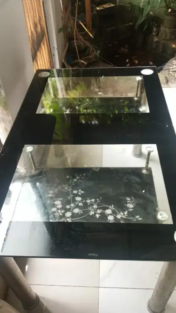 Meja makan kaca