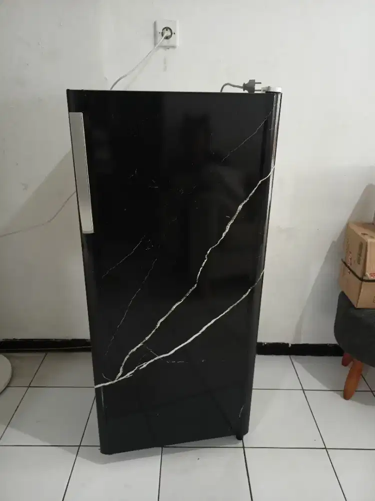 Kulkas Polytron 1 pintu 180L beleza