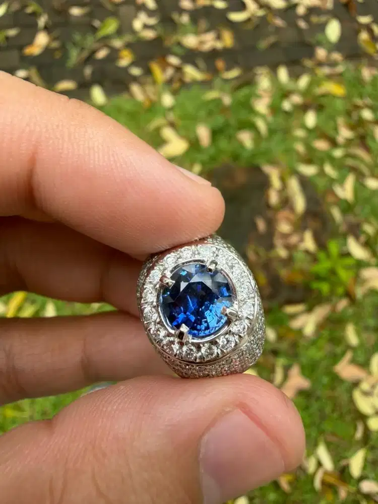 Cincin blue sapphire 2.28ct with gold diamond