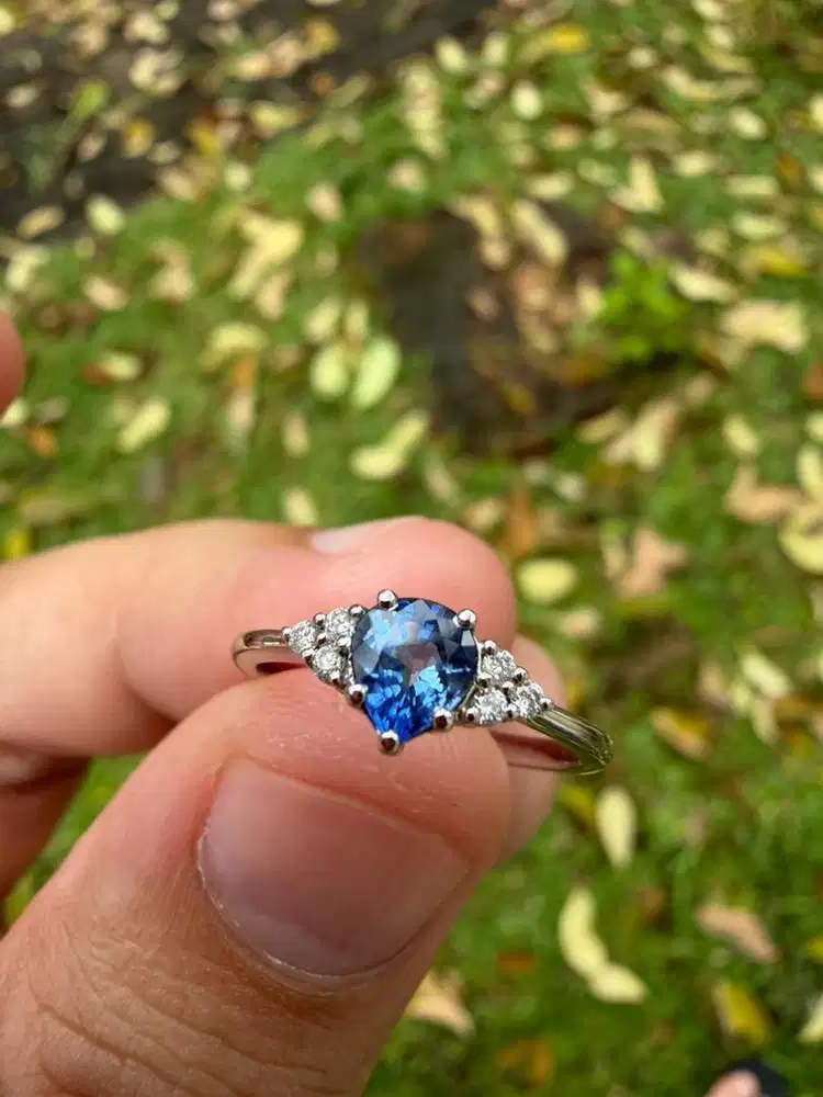 Blue sapphire 0.61ct with gold diamond