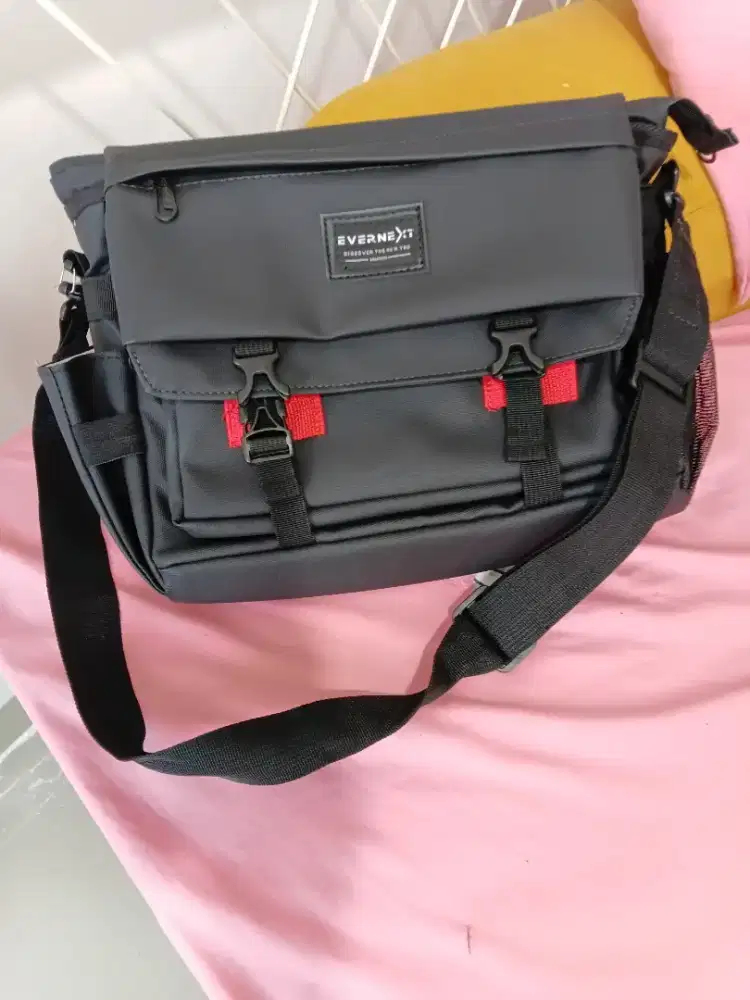 tas selempang tas laptop waterproof merk Evernext Ori blom di pakek
