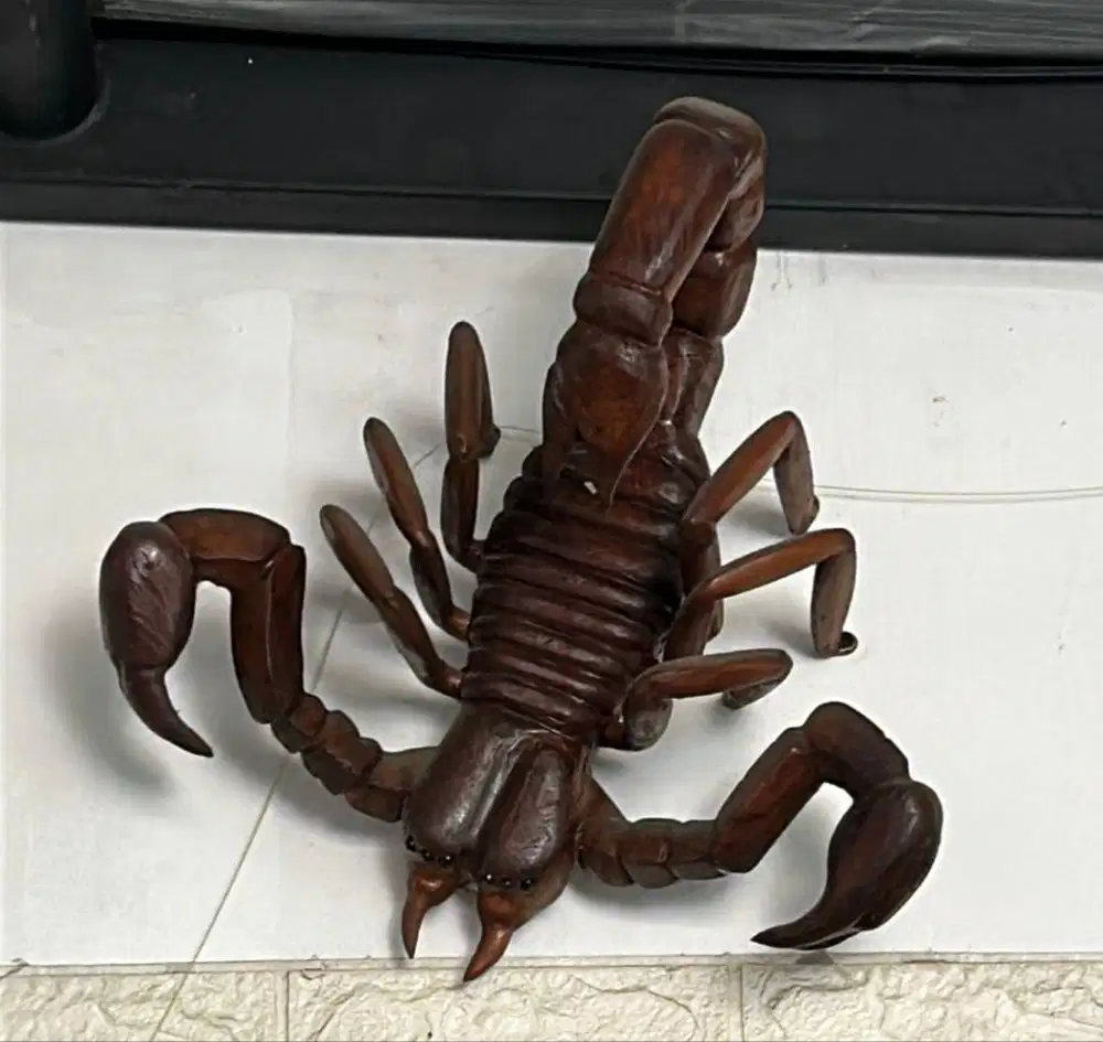 Hiasan dinding ukiran jati scorpion