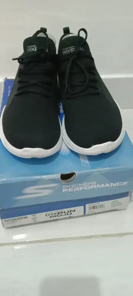 Sepatu pria merek skechers