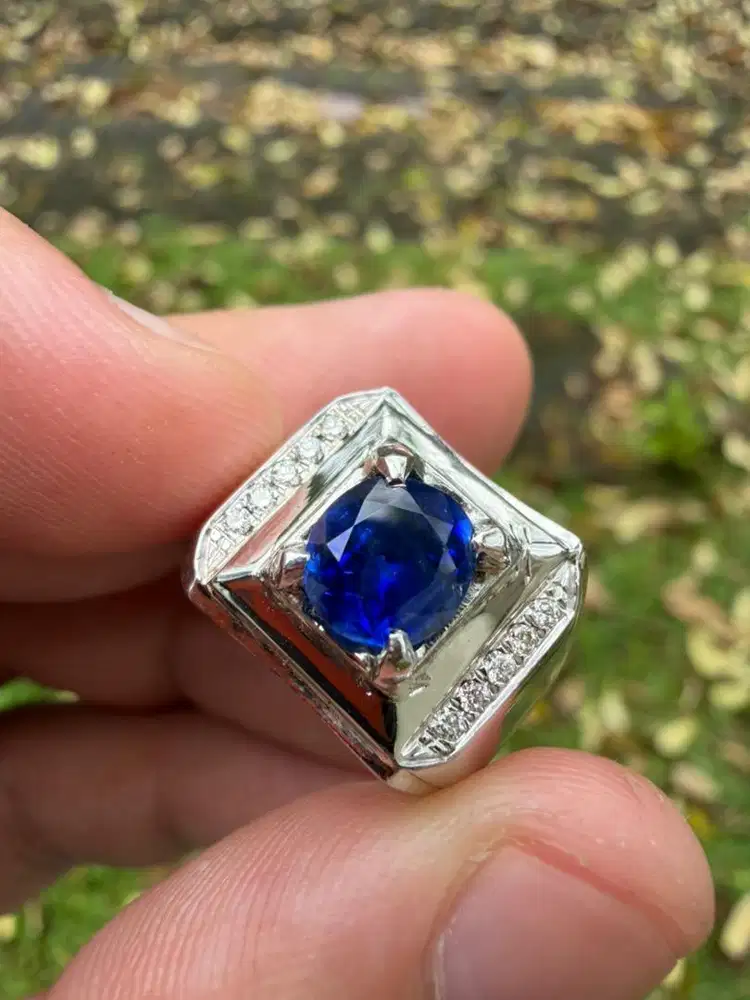 Cincin Blue sapphire 1.7ct gold diamond