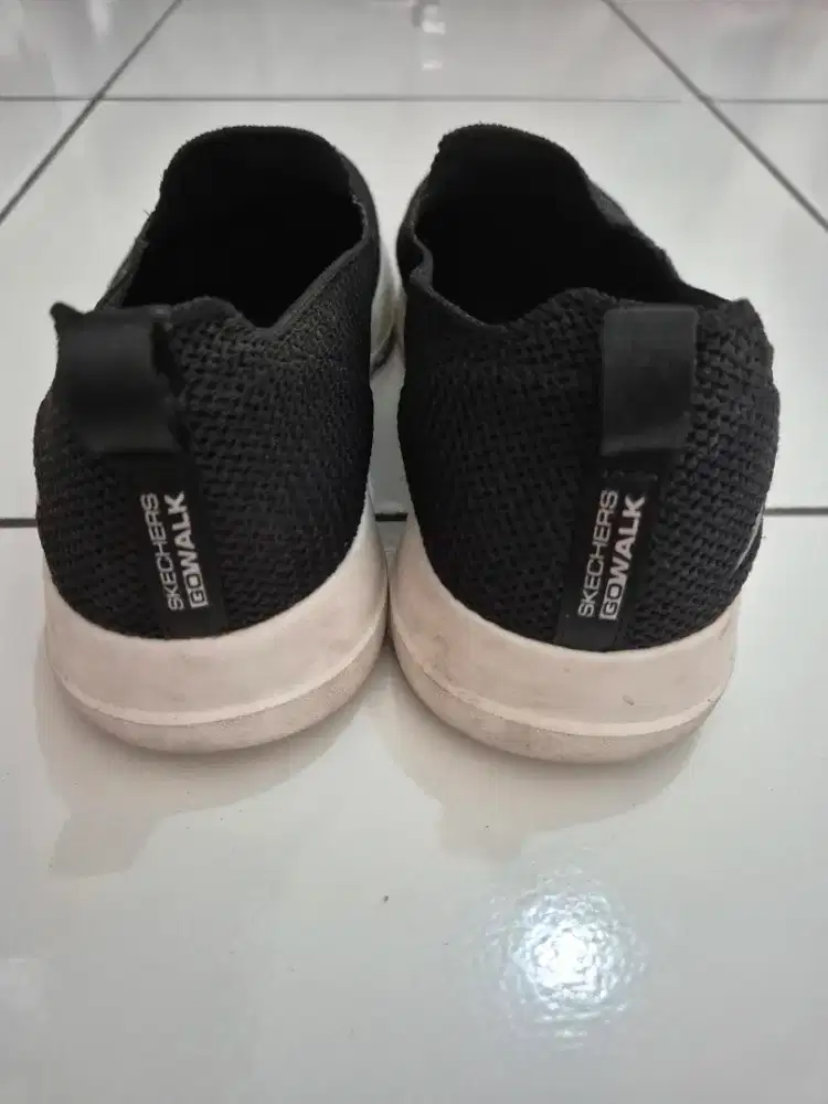 Preloved Sepatu Skechers Wanita