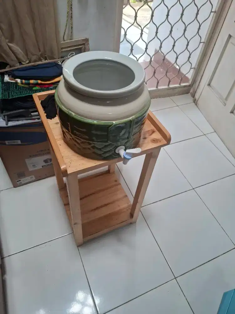 1 set dispenser keramik dan meja kayu