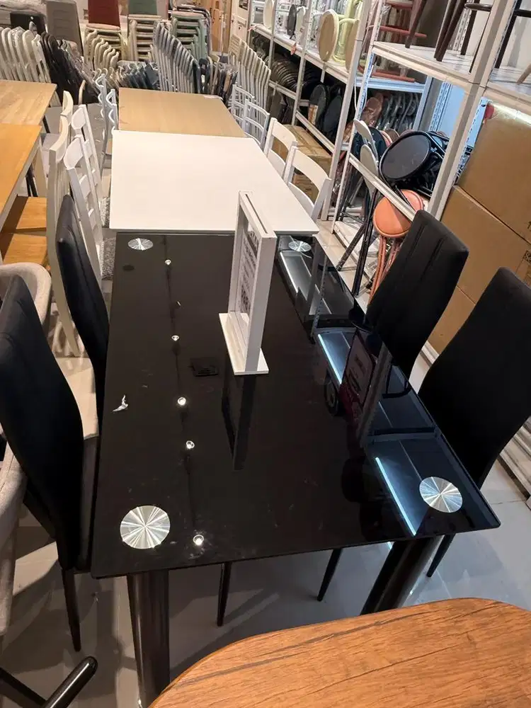 Set meja makan minimalis