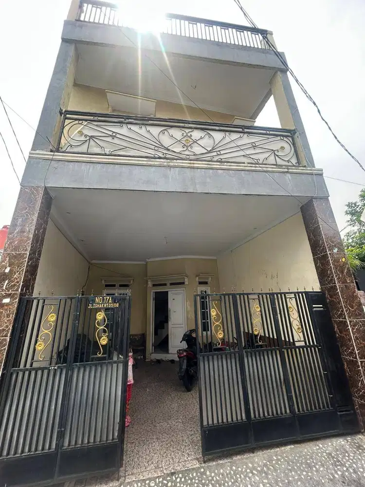 DIJUAL RUMAH 3 LANTAI – 4 kamar, 4 kamar mandi ROOFTOP