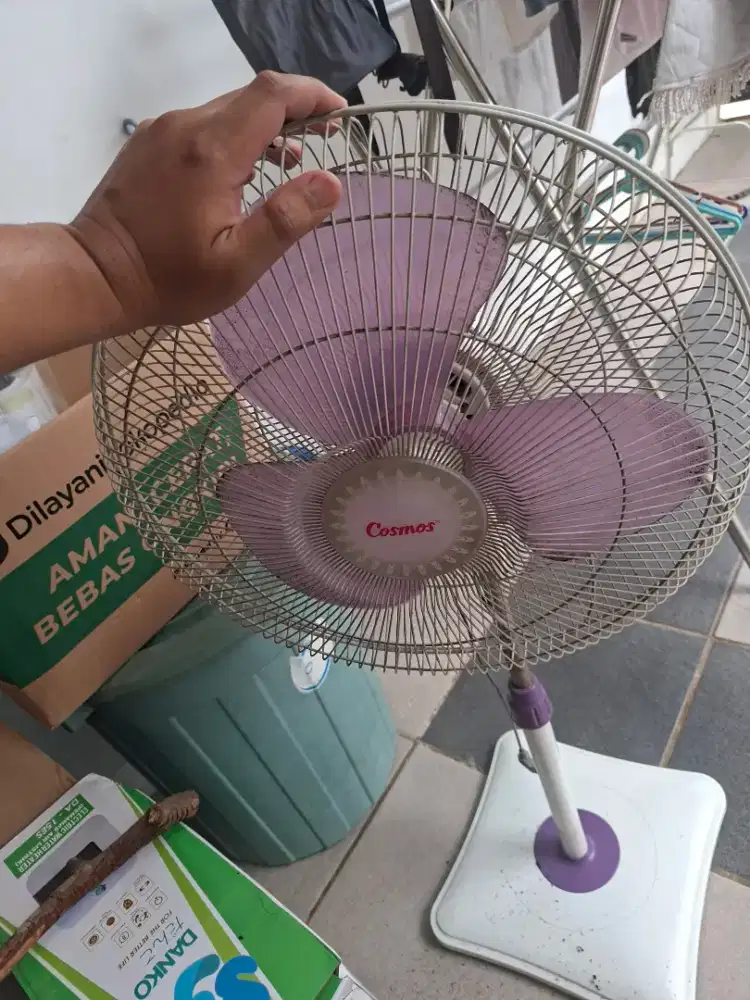 Kipas angin standing Cosmos