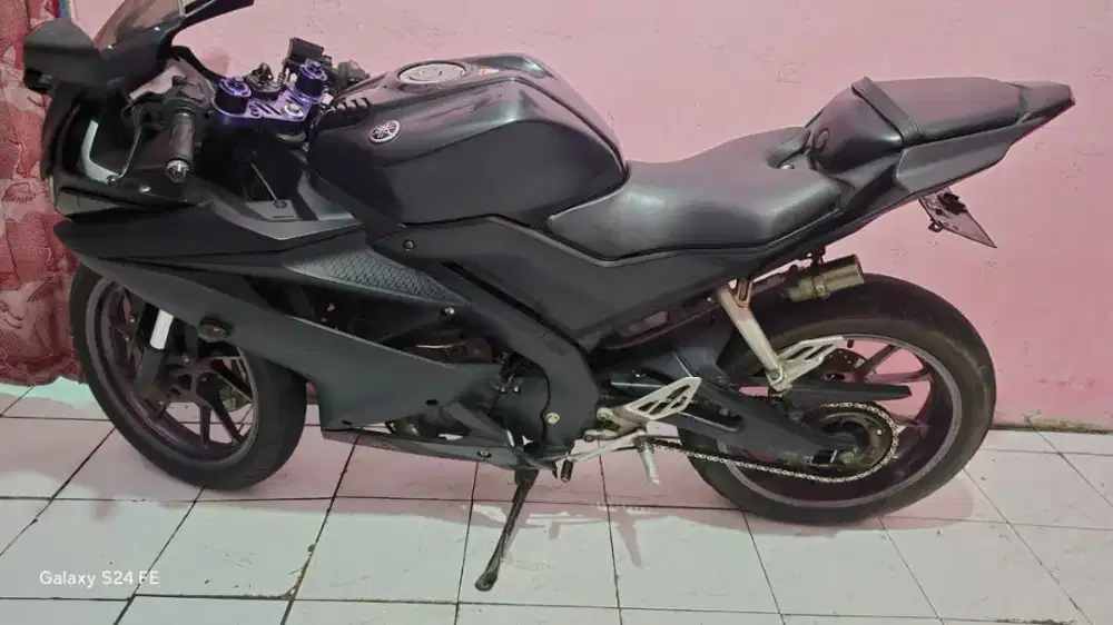 Yamaha R15 warna black