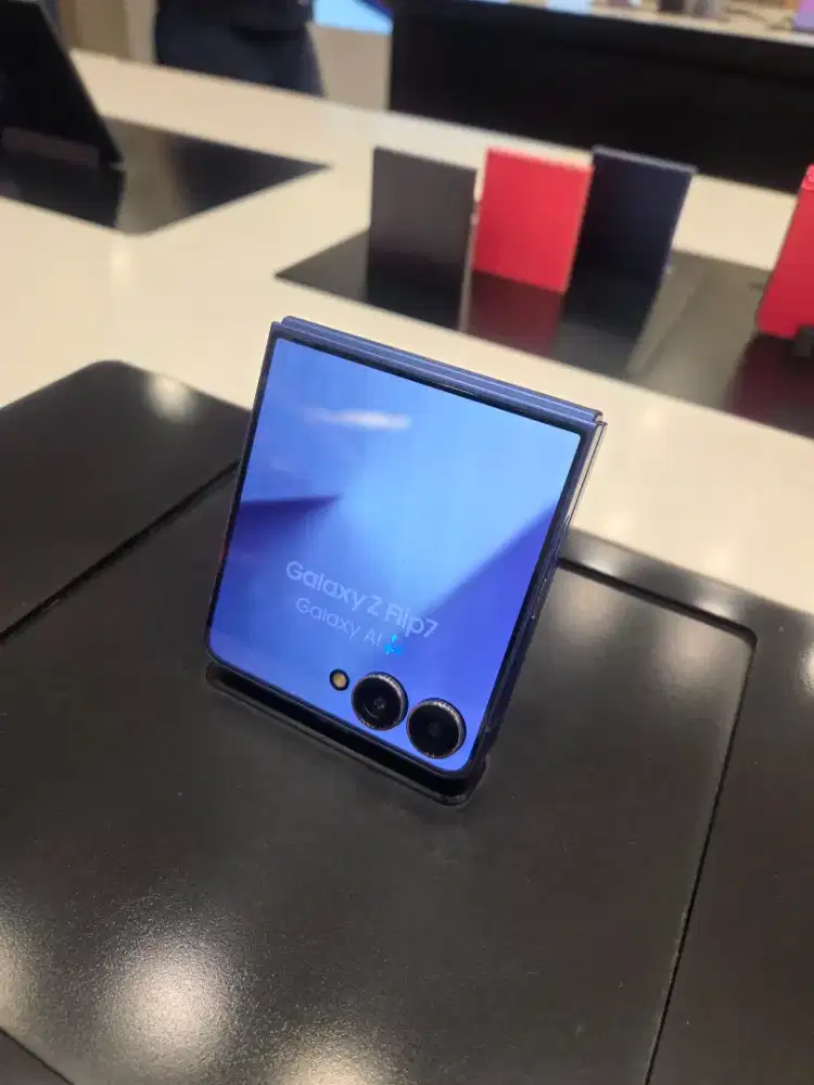 Samsung galaxy zflip7 12 /256gb