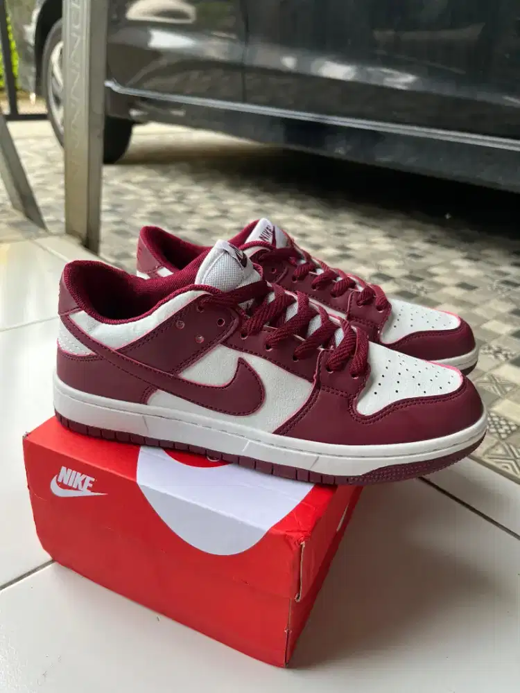 Sepatu cekclist maroon baru